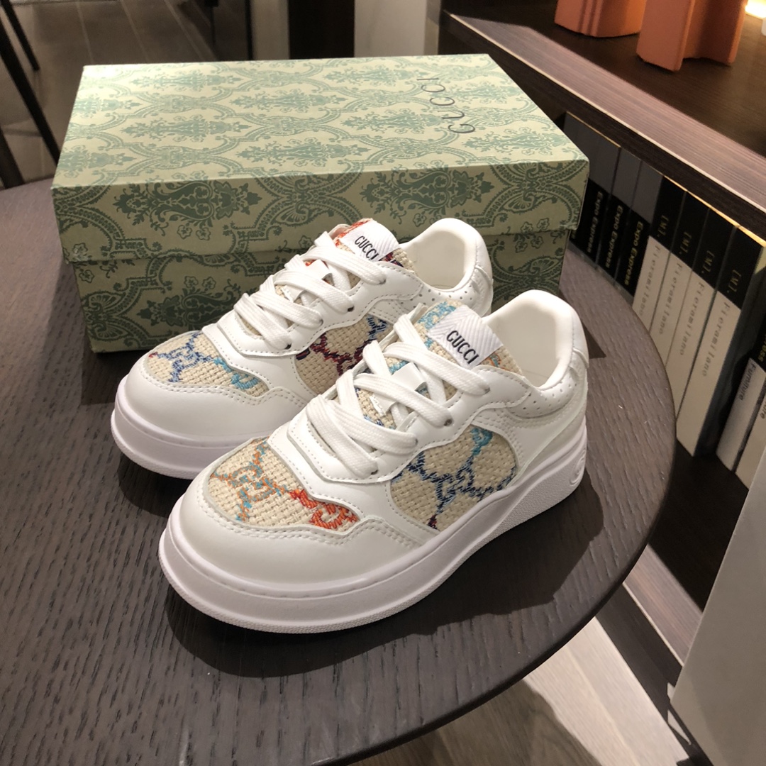 Children's shoes child
